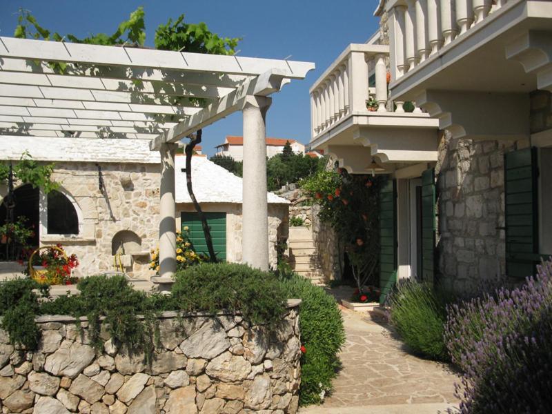 Apartments Nejasmic - Little House For Peaceful And Domestic Vacation Бол Екстериор снимка